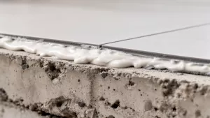 czym przykleic wykladzine do betonu