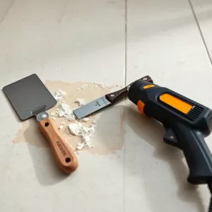 Jak usunąć klej do płytek z posadzki