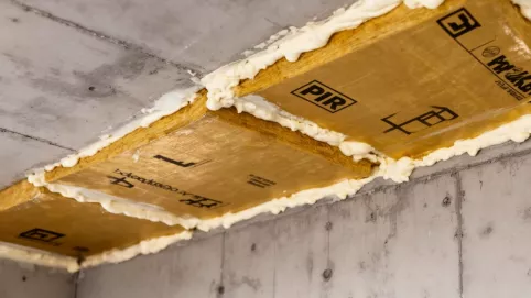 Montaż płyt PIR na suficie betonowym